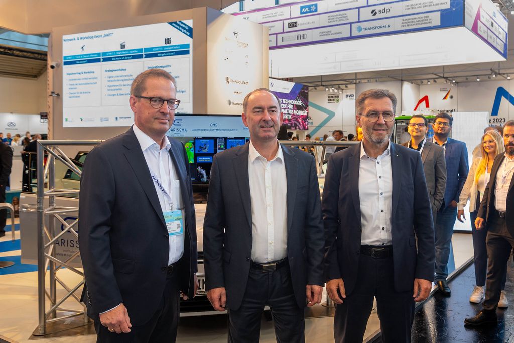 Bayerns Wirtschaftsminister Hubert Aiwanger besucht die IAA MOBILITY 2023.