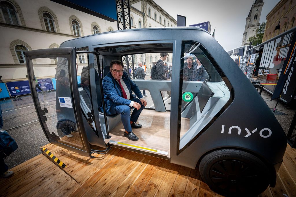 Impressionen des Besuchs von Bayerns Wirtschaftsstaatssekretär Tobias Gotthardt am OpenSpace-Stand des Bayerischen Wirtschaftsministeriums.