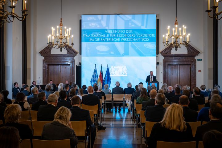 Bayerns Wirtschaftsminister Hubert Aiwanger verleiht die Staatsmedaille für besondere Verdienste um die bayerische Wirtschaft.
