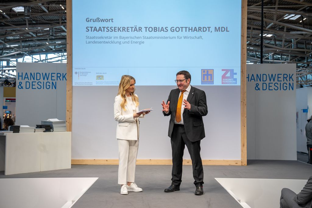 Bayerns Wirtschaftsstaatssekretär Tobias Gotthardt spricht bei der Verleihung der Staatspreise im Rahmen der IHM 2026.