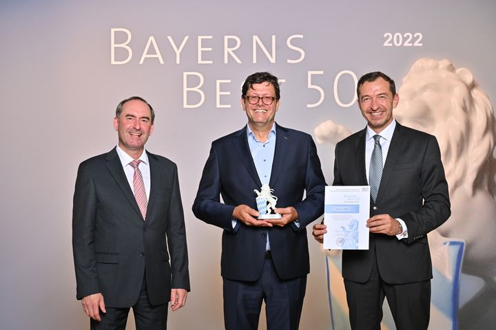 Bayerns Wirtschaftsminister Hubert Aiwanger (links) übergibt die Auszeichnung "Bayerns Best 50" an die retarus GmbH.