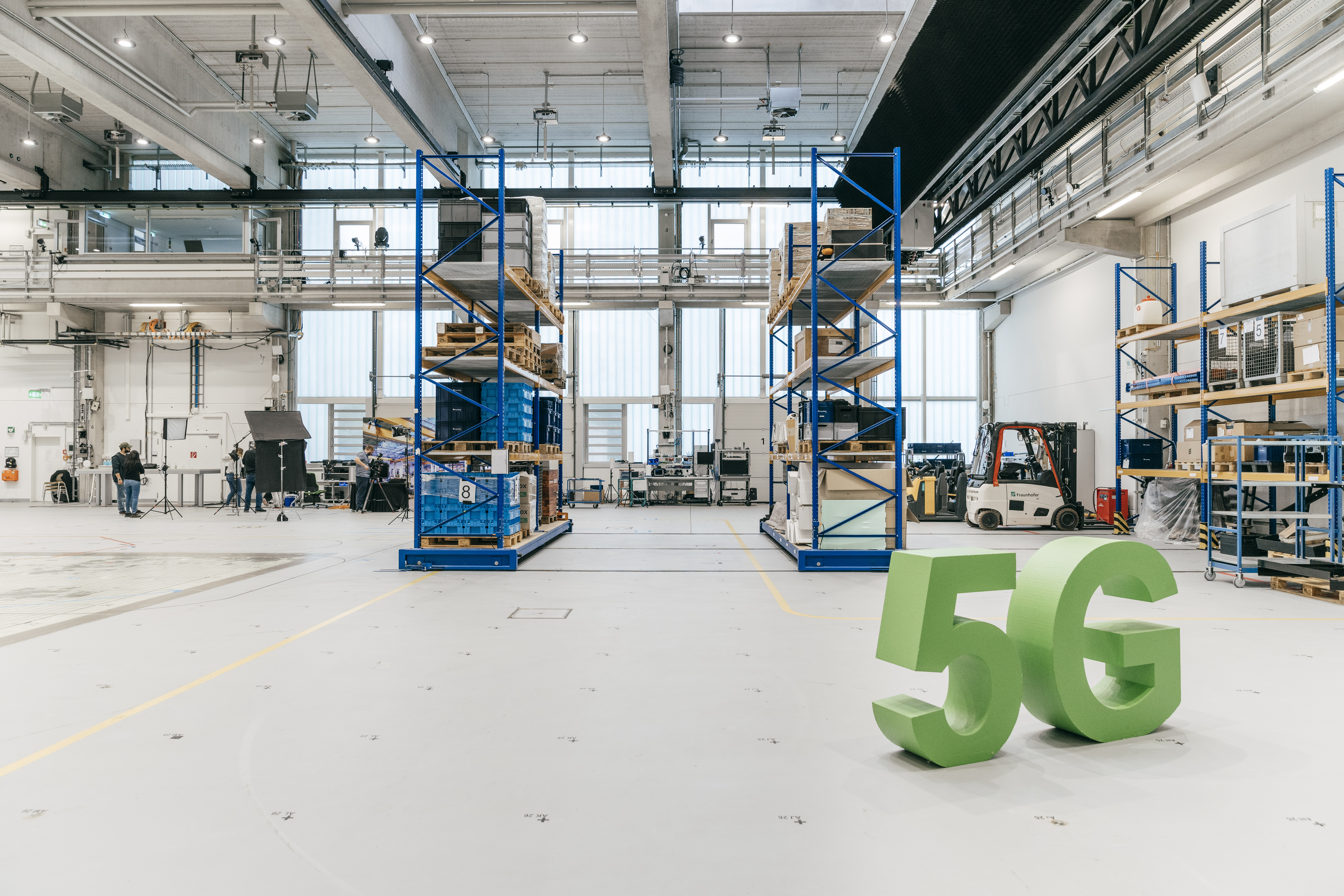 Regale, Paletten, Gabelstapler: Das Testbed von 5G-Bavaria ist eine echte Industriehalle.