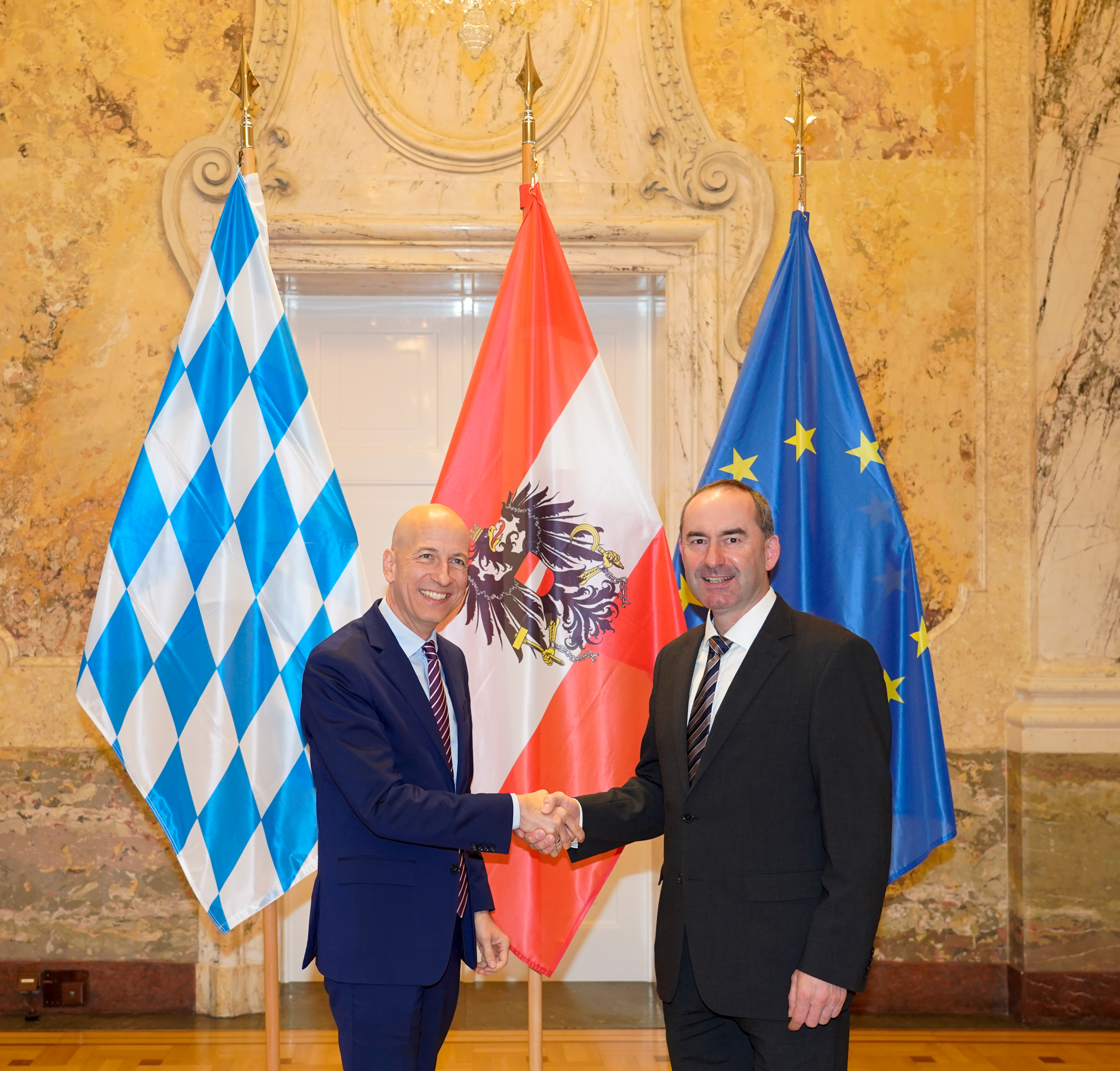 Österreichs Bundeswirtschaftsminister Martin Kocher und Bayerns Wirtschaftsminister Hubert Aiwanger. Foto: StMWi/E. Neureuther